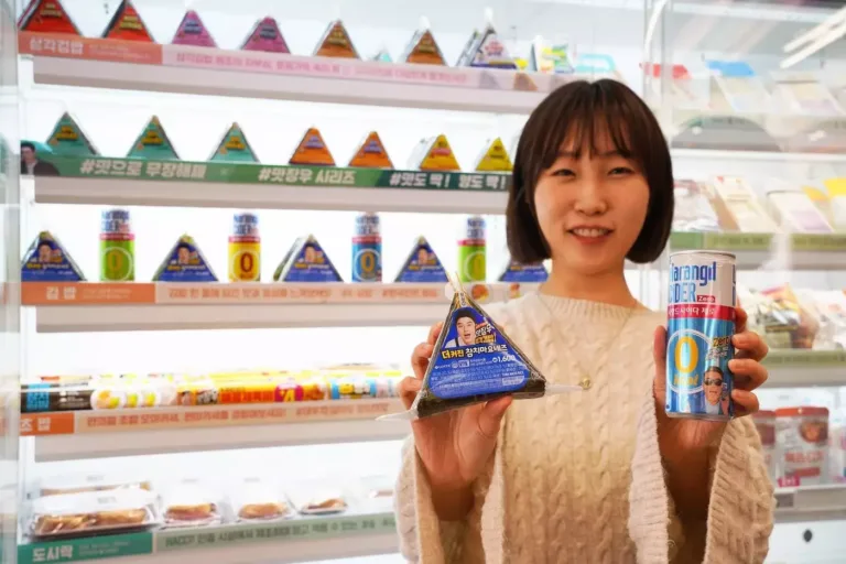 세븐일레븐 삼각김밥데이를 맞아 모델이 삼각김밥과 사이다를 들고 있는 모습