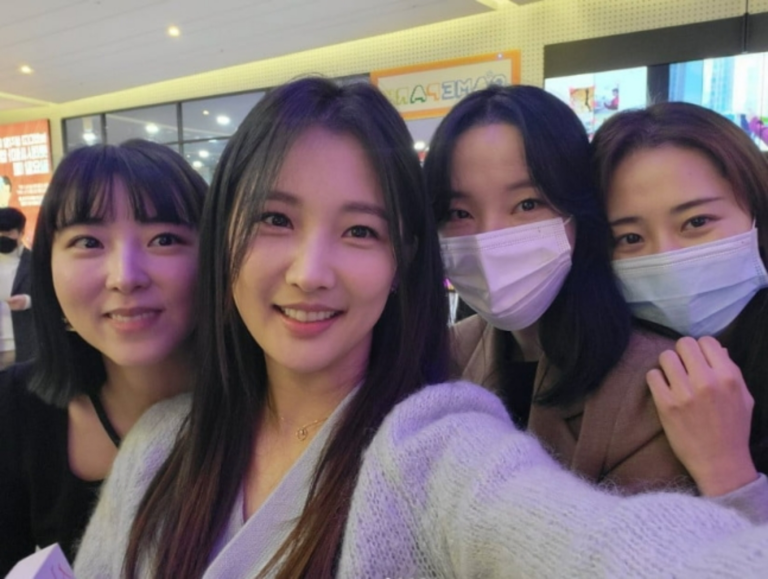 현아를 제외한 포미닛 멤버들.
