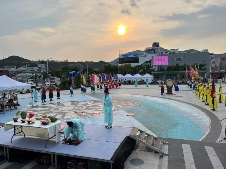 여수시는 이번 행사를 29일부터 11월 8일까지 이순신광장과 진남관 일원에서 총 12회에 걸쳐 진행한다고 지난 27일 밝혔다.
