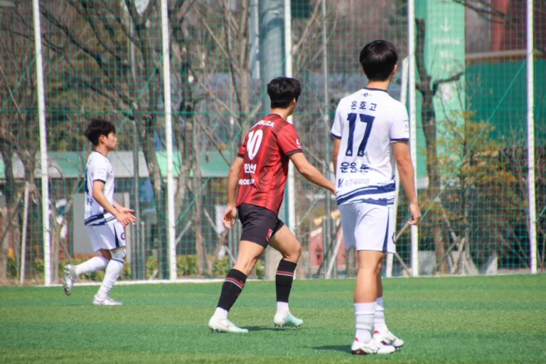 부천 FC1995 U-18 박한선(10)이 충북청주 운호고와의 경기를 진행하는 모습.