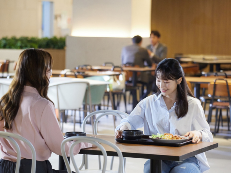 CJ프레시웨이 단체급식장 그린테리아에서 고객들이 식사하고 있다.