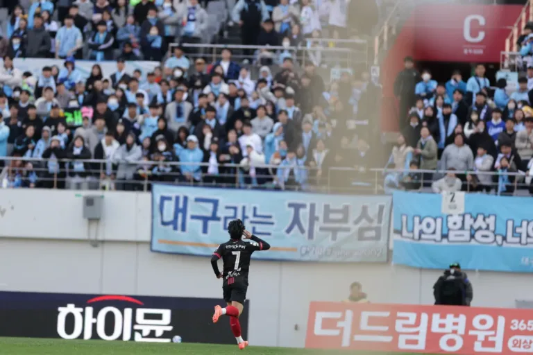 FC서울 정승원이 29일 서울월드컵경기장에서 열린 대구와의 K리그1 6라운드 홈 경기에서 득점한 뒤 전 소속팀 서포터스석 앞에서 세리머니를 하고 있다.