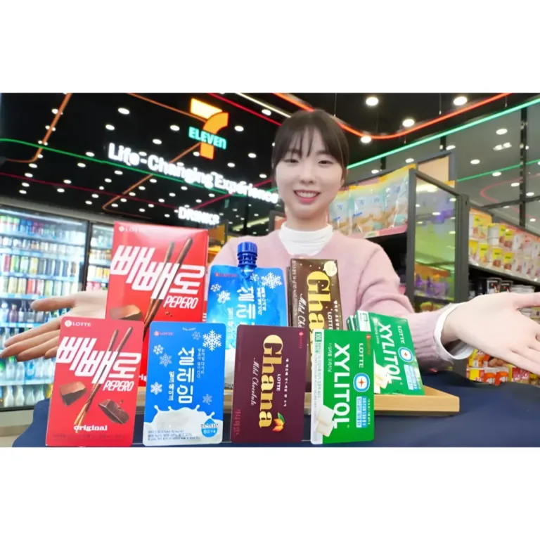 모델이 '까까맛 교통카드 4종'을 홍보하고 있다.