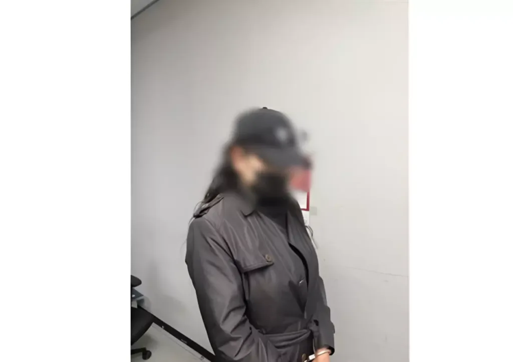 전국 각지를 돌며 여성인 것처럼 속여 상인들에게 접근해 돈을 빌리거나 무전취식한 40대 남성이 구속된 상태로 검찰에 넘겨졌다.(사진출처- 대전경찰청 제공)