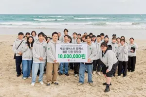 지난 3월 함덕 해수욕장 환경 정화 활동에 앞서 에프알엘코리아 최우제 공동대표(왼쪽 가운데)가 제주대학교 환경동아리 '리얼스'에 장학금을 수여하고 관계자들과 기념촬영을 하고 있다.
