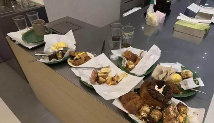 TLJ 빵 뷔페 퇴식구에 손님들이 먹다 남긴 빵이 가득 놓여있다.