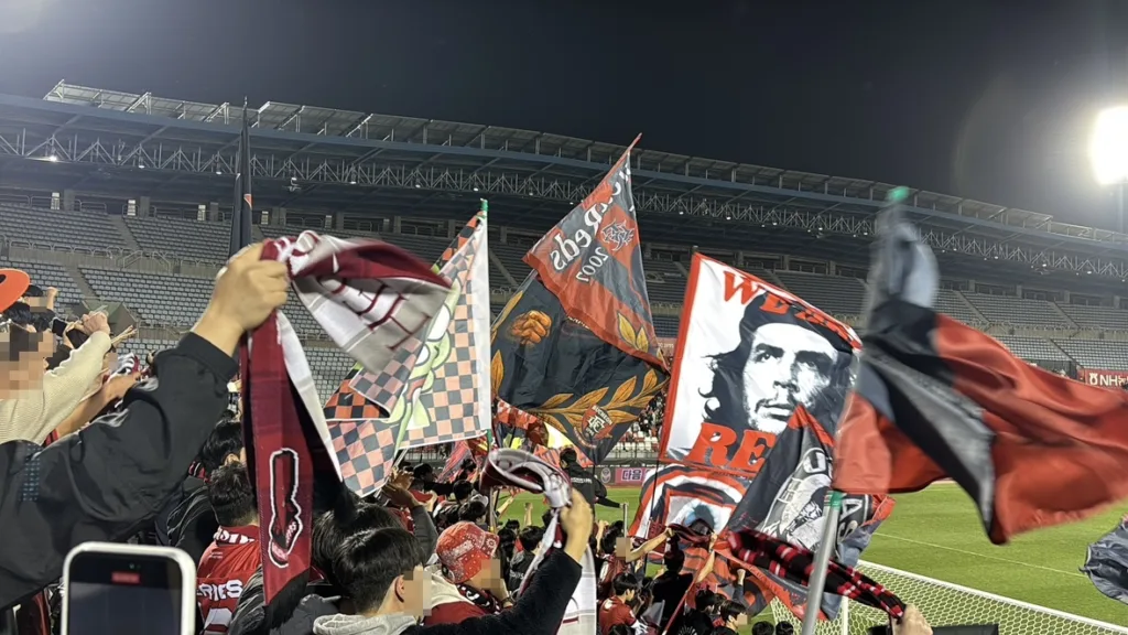 부천FC1995 서포터 '헤르메스' 가 부천종합운동장에 위치한 가변석에서 응원하고 있는 모습.