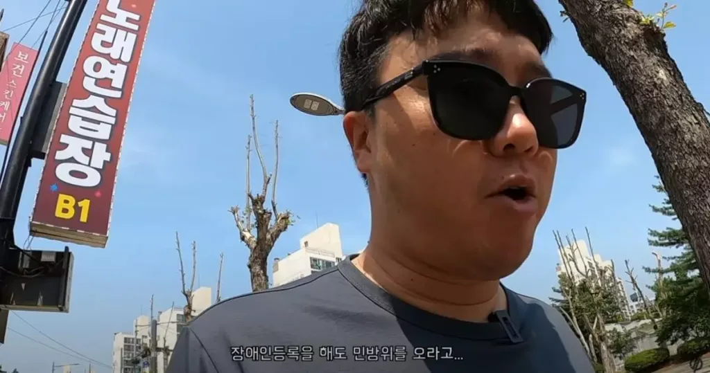 한쪽 다리를 절단한 자전거 유튜버 박찬종 씨(35)가 민방위 교육을 받으러 가고 있다.
