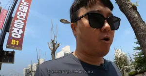 한쪽 다리를 절단한 자전거 유튜버 박찬종 씨(35)가 민방위 교육을 받으러 가고 있다.