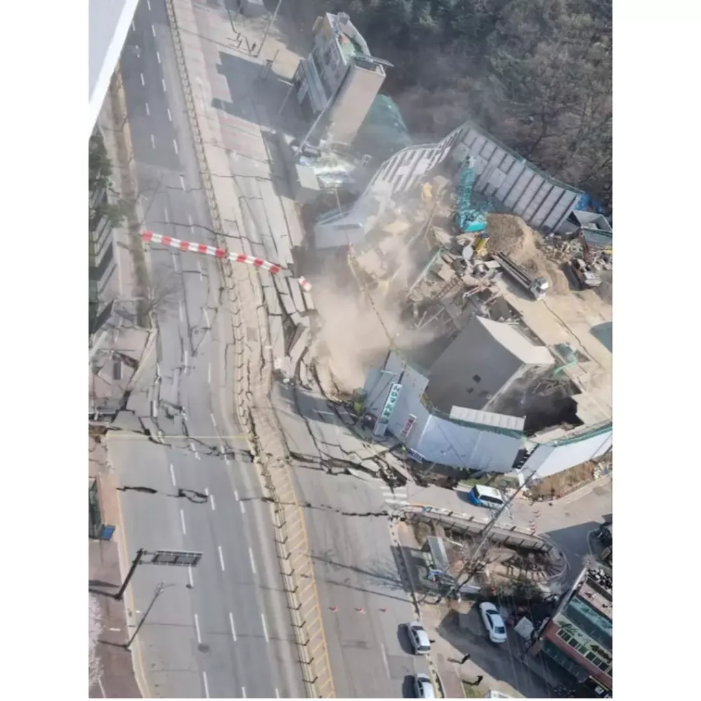 11일 경기 광명시 신안산선 지하 공사 현장이 붕괴했다.