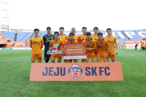 제주 SK FC 선수단이 장기기증 희망등록 캠페인에 참여한 후 기념촬영했다.
