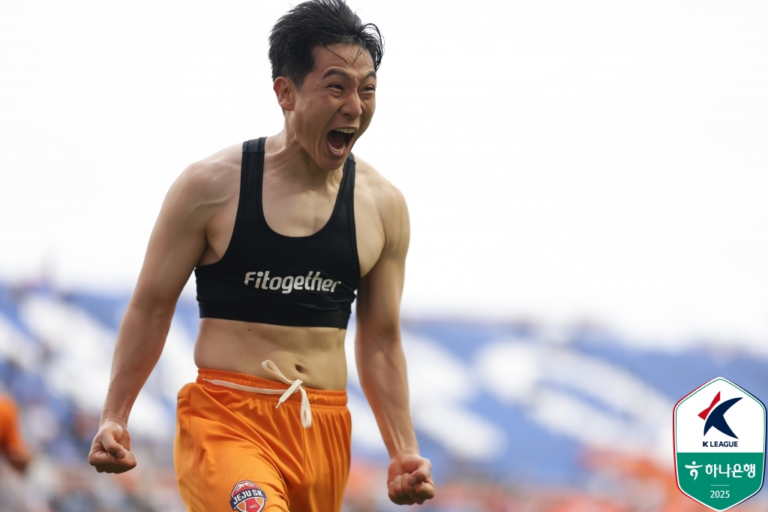 제주SK FC 남태희가 골 세레머니를 하고있다.