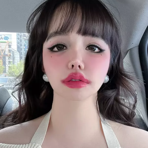 박봄.