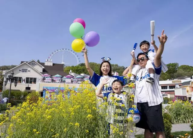 포시즌스가든에 야구 유니폼과 응원용품들을 착용하고 놀러 온 가족의 모습.