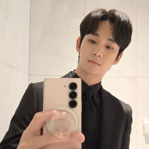 김수현.
