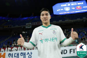대전 주민규가 1일 울산문수경기장에서 열린 울산과의 하나은행 K리그1 2025 18라운드 원정 경기에서 승리한 뒤 기념촬영을 하고 있다.