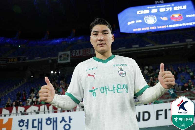 대전 주민규가 1일 울산문수경기장에서 열린 울산과의 하나은행 K리그1 2025 18라운드 원정 경기에서 승리한 뒤 기념촬영을 하고 있다.