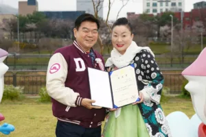 이필형 동대문구청장(왼쪽)이 지난 5일 봄꽃축제에서 ‘이모카세’ 김미경씨를 홍보대사로 위촉하고 기념촬영을 하고 있다.
