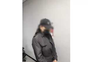 전국 각지를 돌며 여성인 것처럼 속여 상인들에게 접근해 돈을 빌리거나 무전취식한 40대 남성이 구속된 상태로 검찰에 넘겨졌다.(사진출처- 대전경찰청 제공)