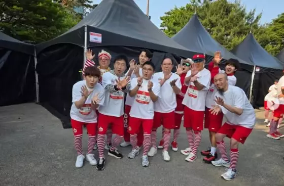 박명수, 하하, 조세호, 황광희, 전진, 남창희 등 MBC '무한도전' 멤버, 게스트들이 함께 무한도전 공식 인사를 하고 있는 모습