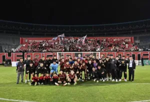 부천FC1995가 김천 상무와의 코리아컵 16강에서 승리한 뒤, 서포터즈들과의 단체사진을 찍고 있다.