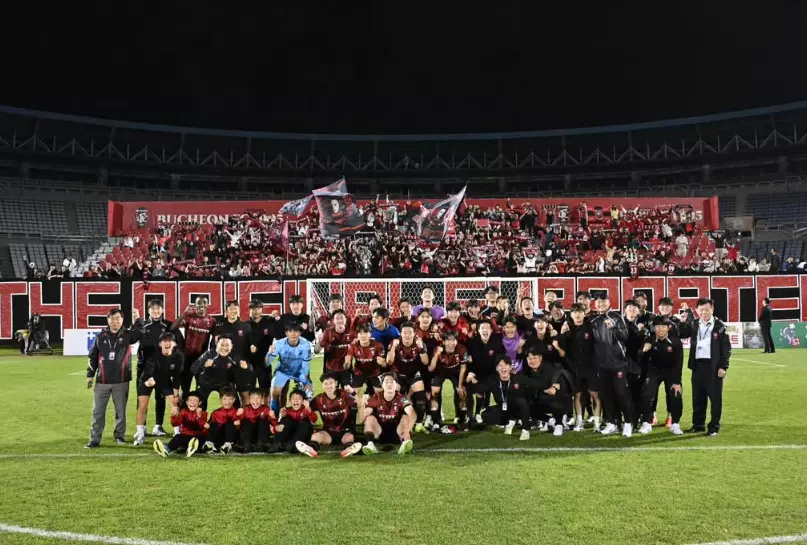 부천FC1995가 김천 상무와의 코리아컵 16강에서 승리한 뒤, 서포터즈들과의 단체사진을 찍고 있다.