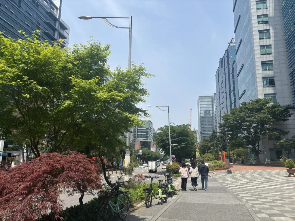 월요일인 14일은 전국이 대체로 맑은 가운데 초여름 더위를 방불케 하는 날씨가 이어지겠다.