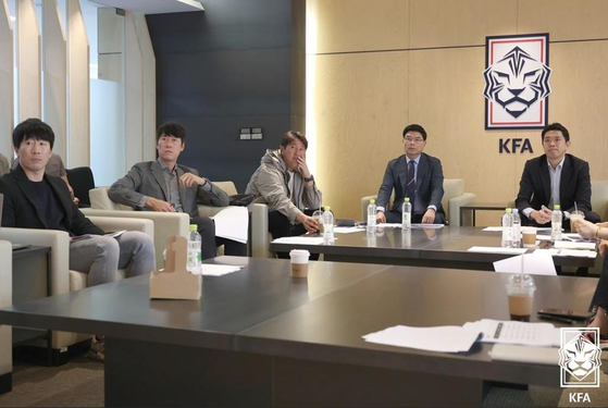 첫 회의를 가진 현영민 위원장 체제의 대한축구협회 국가대표 전력강화위원회