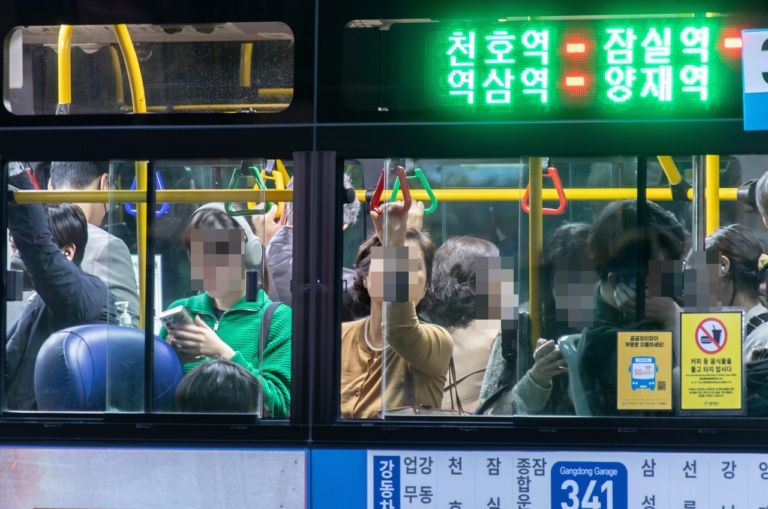 서울 시내버스에 사람들이 타있는 모습.