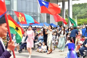 지난해 5월 19일 경기 성남시청사 앞 광장에서 지구촌어울림축제가 열린 가운데 몽골 캄보디아 등지에서 온 주민들이 자국 기를 들고 행진하고 있다.