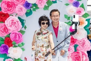 지난해 도림동 장미마을 축제에서 구민과 기념사진을 찍고 있는 최호권 영등포구청장