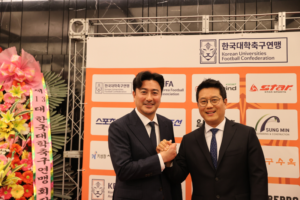 안정환(왼쪽)과 박한동 대학축구연맹 회장
