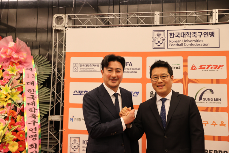 안정환(왼쪽)과 박한동 대학축구연맹 회장