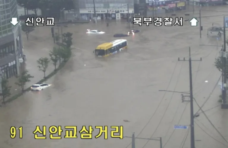 광주광역시 신안교 인근 침수 상황.