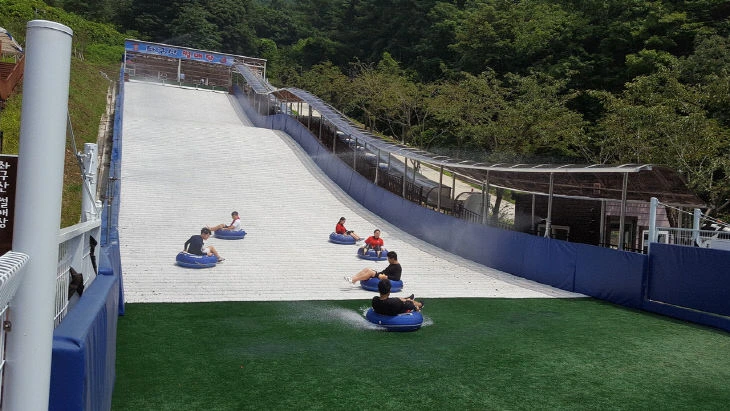 증평군 좌구산 물썰매장.