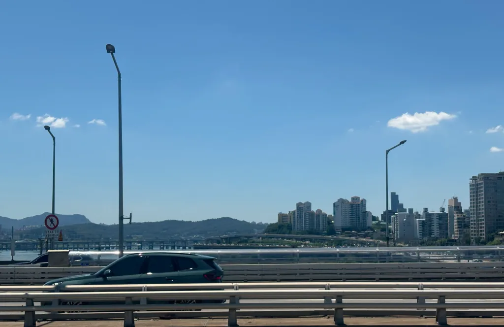 28일부터 29일까지 전국에 폭염이 이어지는 가운데, 일부 지역에는 소나기와 함께 태풍 ‘크로사’의 간접 영향으로 바람이 강하게 불겠다.