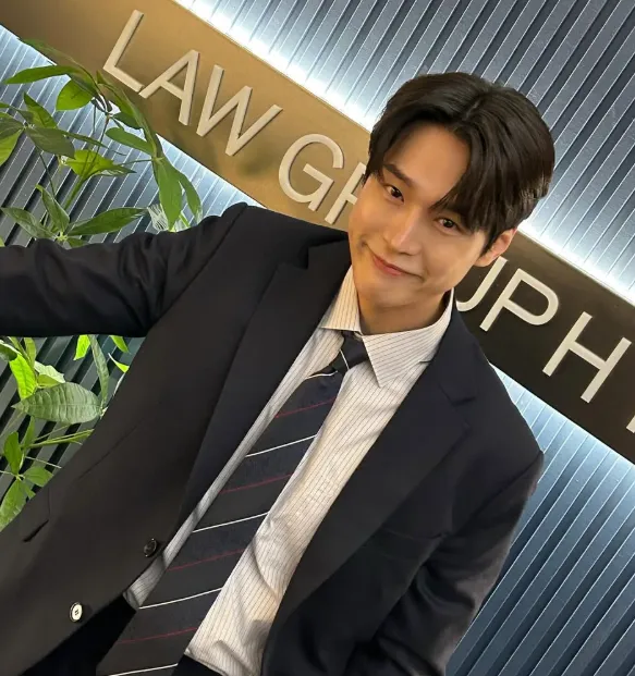 배우 강유석