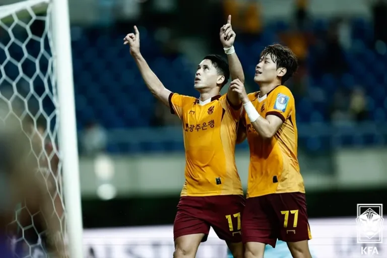 광주FC 헤이스(왼쪽)가 부천FC와의 코리아컵 준결승전 1차전에서 페널티킥을 성공시킨 뒤 기뻐하고 있다.