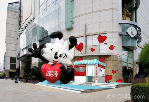롯데백화점 슈퍼해피 행사가 시작됐다. 베르디 협업 전시와 최대 40% 할인, 경품 이벤트로 쇼핑과 체험을 동시에 제공한다.