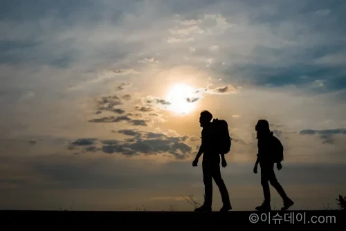 봄철 등산객 증가로 서울 주요 산 인근 지하철 이용객이 평균 11.5% 늘었다. 아차산역 등 인기 코스를 중심으로 증가세가 뚜렷하다.