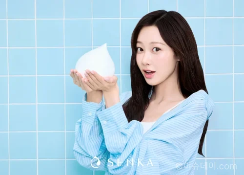 센카 퍼펙트 휩 리뉴얼 출시. 80% 더 조밀한 거품과 보습 성분으로 세정력과 촉촉함을 동시에 강화한 클렌징폼이다.