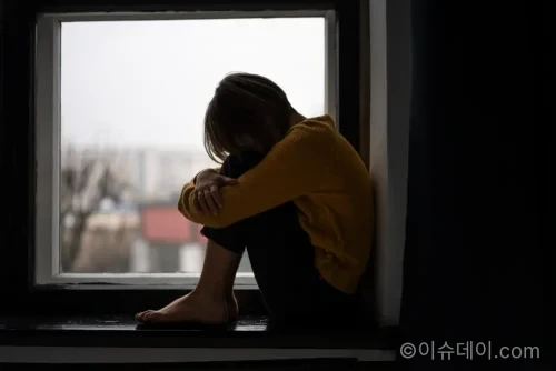 우울증 수면시간 분석 결과 7~8시간을 벗어나면 위험이 2배 이상 증가한다. 수면 부족과 과다 모두 주의가 필요하다.