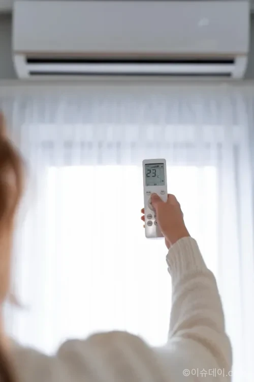 얼리 썸머로 에어컨 청소 수요가 급증했다. 냉방병 예방을 위해 적정 온도 유지와 사용 전 청소가 중요하다.