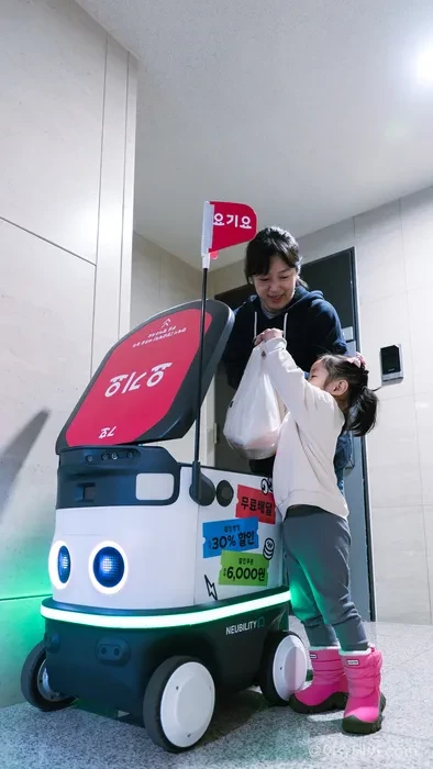 요기요가 뉴빌리티와 협력해 AI 기반 로봇배달 서비스를 확대한다. 맵리스 자율주행 기술과 도어투도어 배송으로 도심 배달 효율화에 나선다.