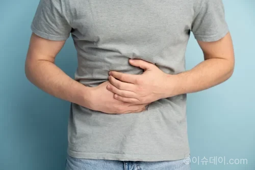 위암 생존율은 높아졌지만 재발 위험은 여전하다. 재발의 70%가 수술 후 2년 내 발생하는 이유와 검사, 예방, 2차암 관리까지 정리했다.
