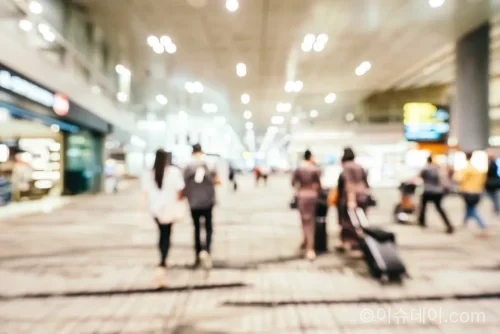항공사 만족도 순위에서 대한항공과 인천공항이 1위를 기록했다. 다만 항공사 지연과 공항 시설 격차는 여전히 과제로 나타났다.