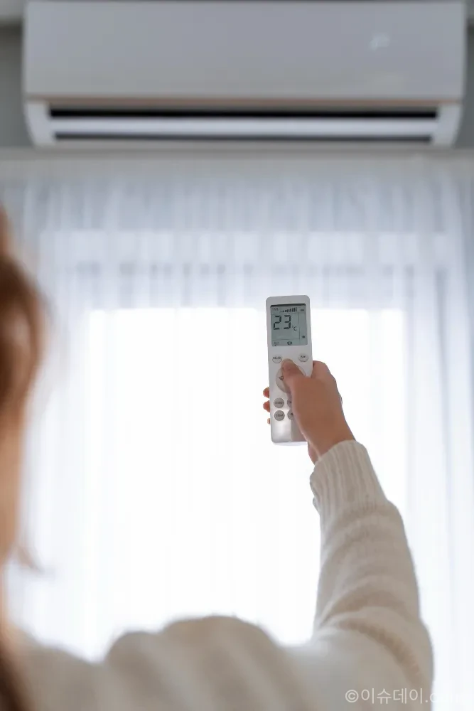 얼리 썸머로 에어컨 청소 수요가 급증했다. 냉방병 예방을 위해 적정 온도 유지와 사용 전 청소가 중요하다.