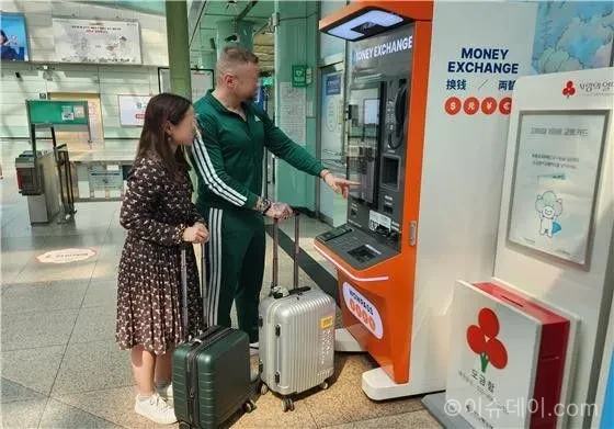 인천 지하철 환전 키오스크 도입. 외화 환전 가능한 곳이 확대되며 지하철에서 간편하게 환전할 수 있는 환경이 마련된다.