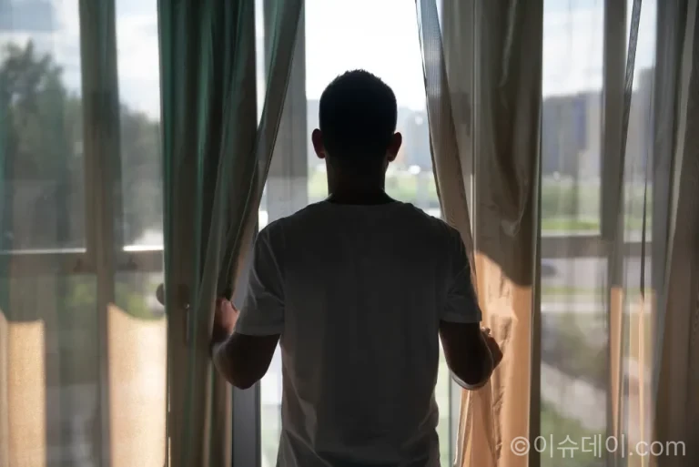 청년 고용난이 구조적 문제로 확산되고 있다. 20대 취업은 악화되는 반면 고령층 고용은 증가하며 AI와 고령화 영향이 노동시장에 본격 반영되고 있다.