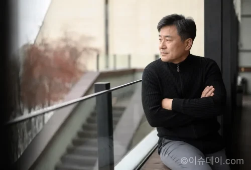 서울 중년층 5명 중 1명은 미혼인 것으로 조사됐다. 중년 미혼 1인 가구 비율은 80%를 넘어섰고, 사회적 고립 대응 필요성도 커지고 있다.